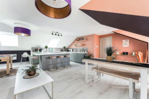 The Glasgow Rose- Stylish Penthouse 2 Bed City Centre Apartment with Free Parking & Lift